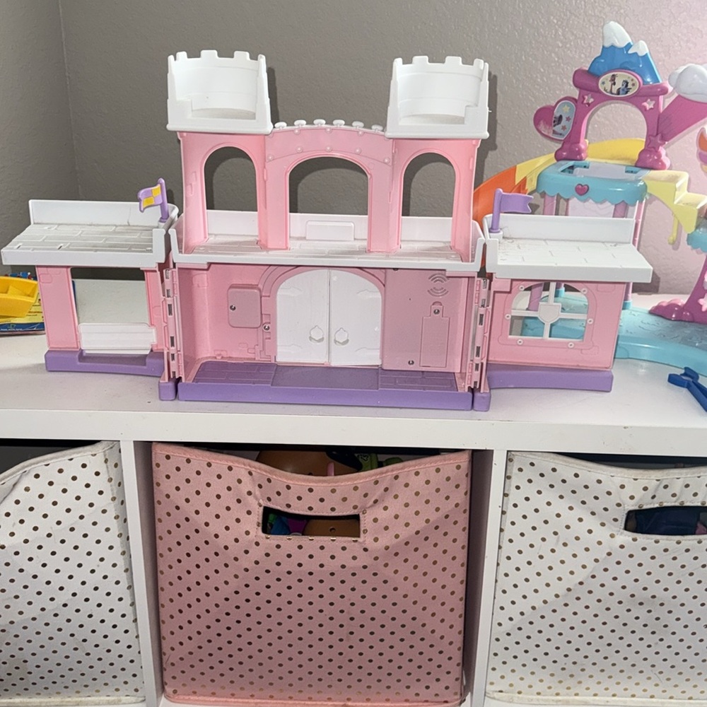 Pink Princess Castle - Picture 3 of 3